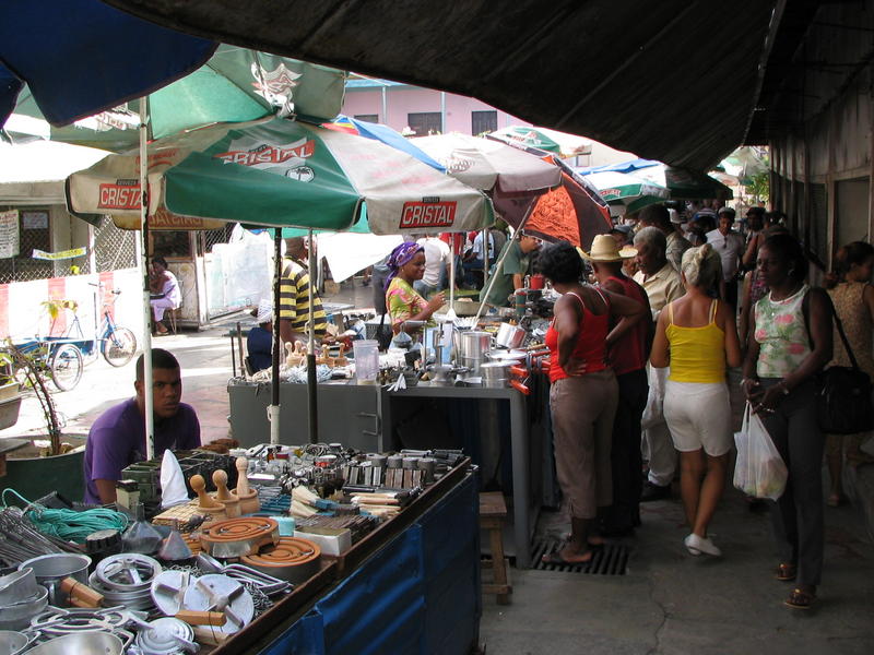 Cuba 266 - Santiago Centre-Ville - Bric a brac.jpg